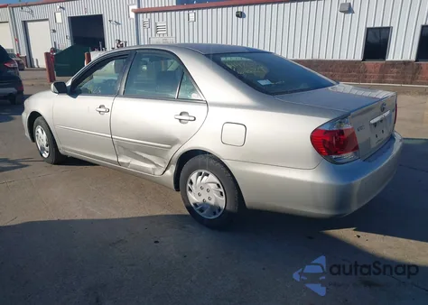 2005 Toyota Camry Le z USA, uszkodzony, nr VIN 4T1BE32KX5U066707
